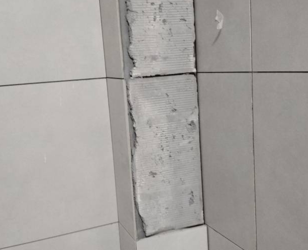 荆州瓷砖空鼓维修公司分享下瓷砖施工前基层浇水润湿程度不足，可能导致以下问题