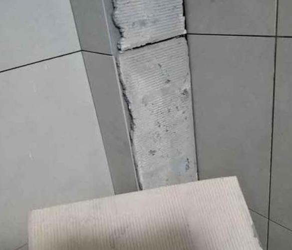 荆州瓷砖空鼓维修公司分享下厨房瓷砖脱落的补救措施。